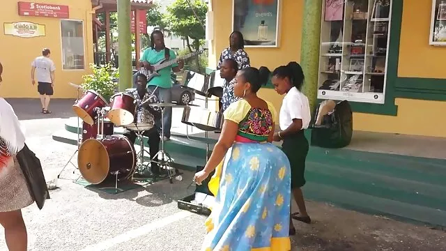 夫は突然キッチンで主婦を犯す。 鈴木 一徹 無料 エッチ 動画