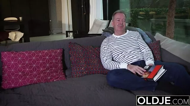 大人のポルノモデルは、オナニーの後に男を犯すことを嫌うことはありません。 女の子 専用 エロ 動画