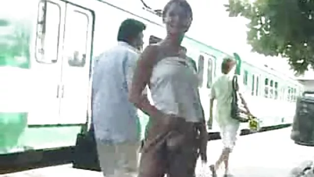 若いブロンドの赤ん坊は男の巨根に驚いて、彼女の猫に彼女をすることができます 女 エロ 動画 無料