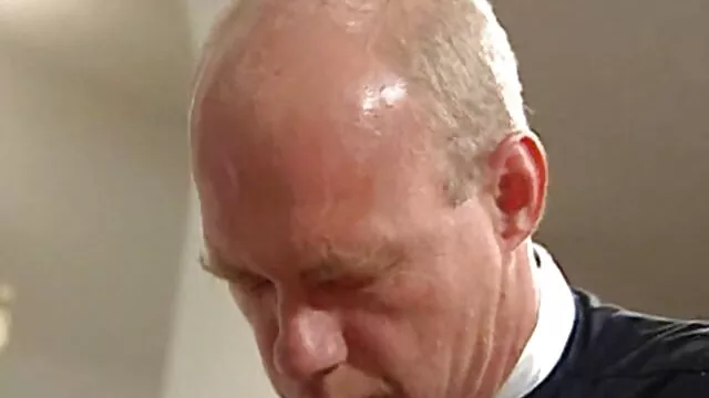 男のディックのための狩りは、奇妙な場所で彼との暴力的な性交で終わります。 女 エッチ な 動画