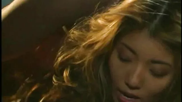 黒い筋肉の男と夫の前で緑豊かな仲間が変わります。 鈴木 一徹 ラブラブ エッチ