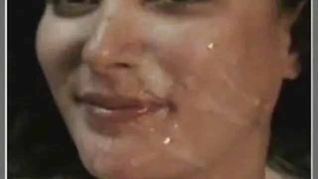 若い男に飲み物を与え、彼女を性交する情熱的な愛を示唆している成熟した女性。 女性 エロ 動画 無料