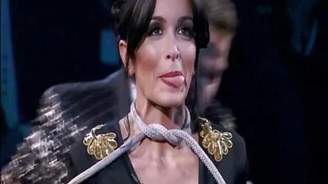 若いセクシーな女は彼女の指で彼女のお尻を犯し、彼女にコックを挿入することを申し出た。 女性 h 動画 無料