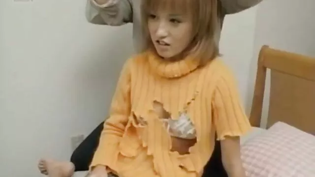 緑の牧草地で茂みを舐めているレズビアンのカップル。 女の子 向け エロ 画像