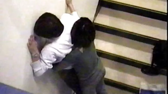 若い濡れた女は、ソファの上にあらゆる可能な方法で性交する。 無料 エッチ 動画 女性 用