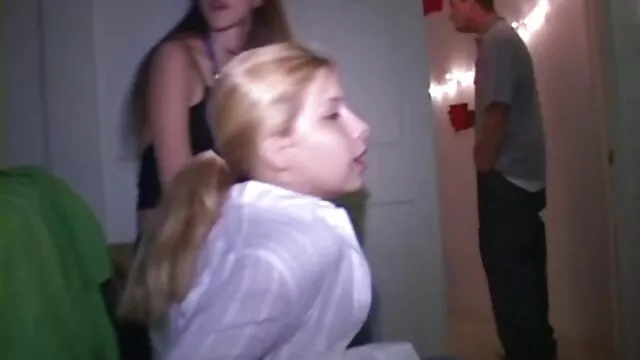 成熟した彼女の舐めている商品とstraponと遊んでいます 女 用 の エロ 動画