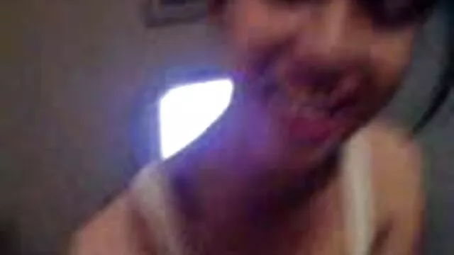 レンズの下でベッドで遊んでいる自家製のアマチュアのカップル。 女 の エッチ 無料 動画