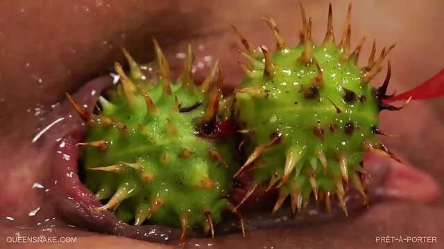 超セクシーな若いブルネットは、クールなモンスターに変身する男を誘惑 エロ い 動画 女性