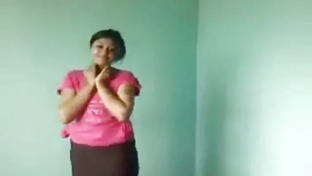 若いふしだらな女は求婚者の男根を吸うのが大好き 男 と 女 の エッチ 動画