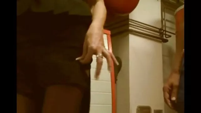 ぽっちゃりの女性は、真空ポンプで濡れて揺れます。 エ ッ チ 動画