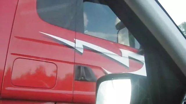 男は若いブルネットの自慰行為をキャッチし、彼女の貪欲を犯した。 女性 専用 エロ 無料