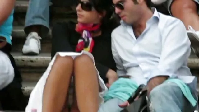 成熟した女性は夫の前でひざまずき、彼の巨根を吸う。 無料 エロ 動画 女性