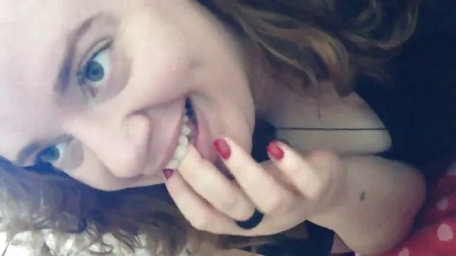 若いブロンドはおいしく庭でコックを押しつぶす。 エロ い 動画 女子 向け