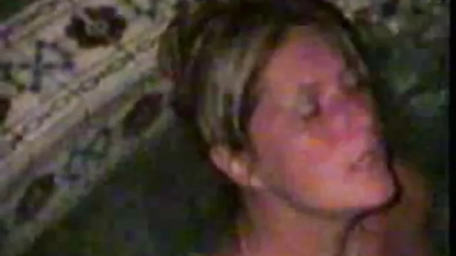 成熟した女性は、残忍な男が寝室の床に彼女を性交させます。 女性 の 為 の エロ ビデオ